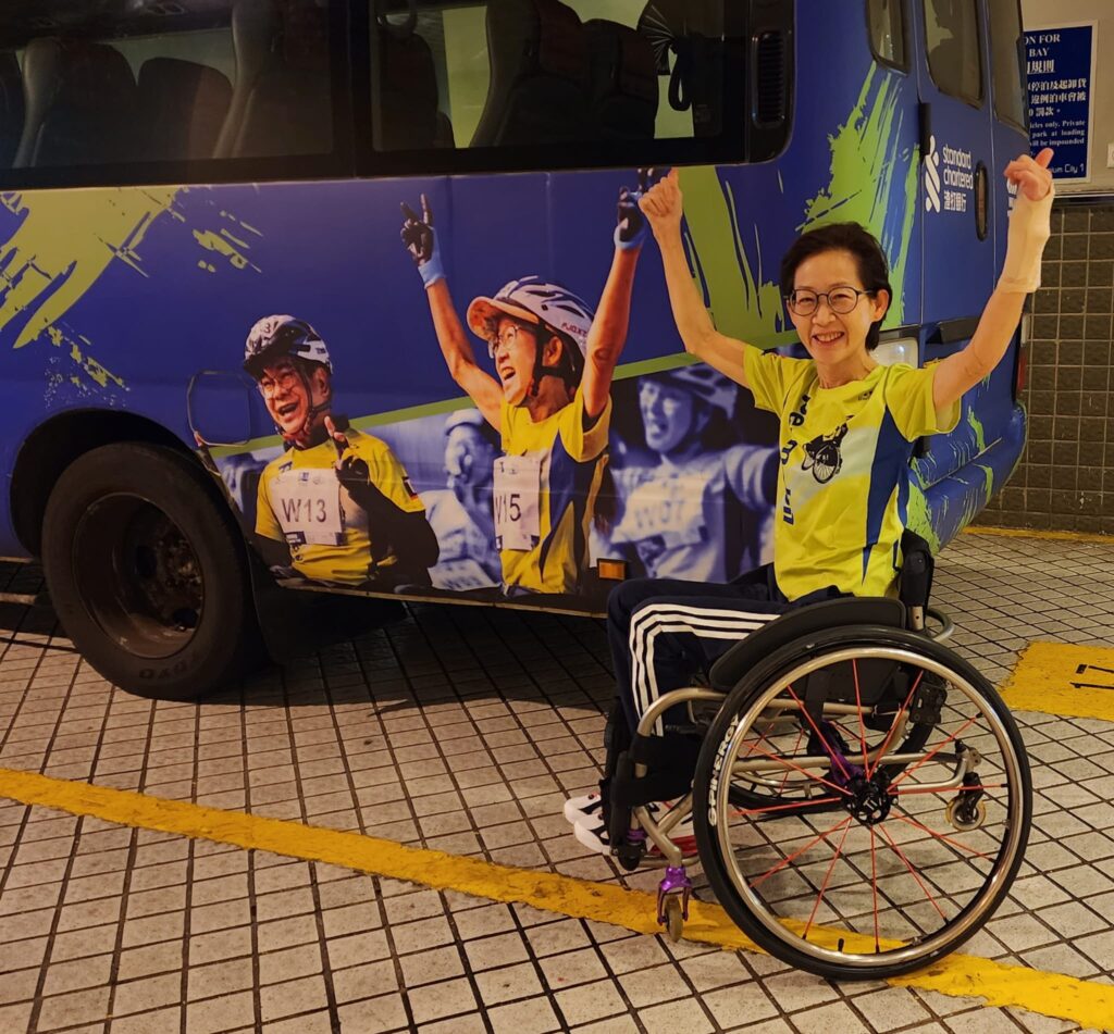 在香港，第八屆「香港傑出義工獎」的得主鍾少琼，以她的生命故事，向世界證明——行義可以快樂，快樂更能感染他人。雖然下半身癱瘓，但她從未被身體的限制束縛，反而透過義工服務培養出正向思維，積極推動無障礙環境及傷健共融。她以輪椅舞和手語歌，將心中的正能量與快樂傳遞出去，讓更多人感受到生命的力量。