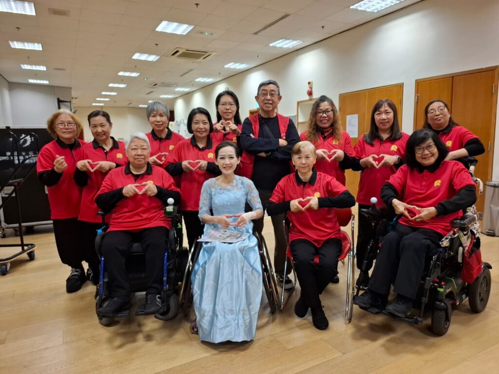 在香港，第八屆「香港傑出義工獎」的得主鍾少琼，以她的生命故事，向世界證明——行義可以快樂，快樂更能感染他人。雖然下半身癱瘓，但她從未被身體的限制束縛，反而透過義工服務培養出正向思維，積極推動無障礙環境及傷健共融。她以輪椅舞和手語歌，將心中的正能量與快樂傳遞出去，讓更多人感受到生命的力量。