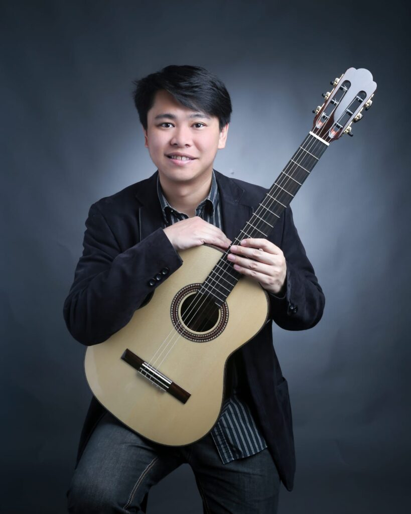 在藝術與信仰之間,在家庭與教育之中,音樂家莫廸輝(Samuel Mok)正走出一條與眾不同的人生道路。他曾站在歐洲音樂廳的聚光燈下,也曾蹲下身子與孩子一同探索音符的奧秘。這位結他演奏家的人生,從未離開音樂,但他的音樂早已不止於演奏,更成為了一種教育的語言,一種信仰的實踐,一種生命的召喚。