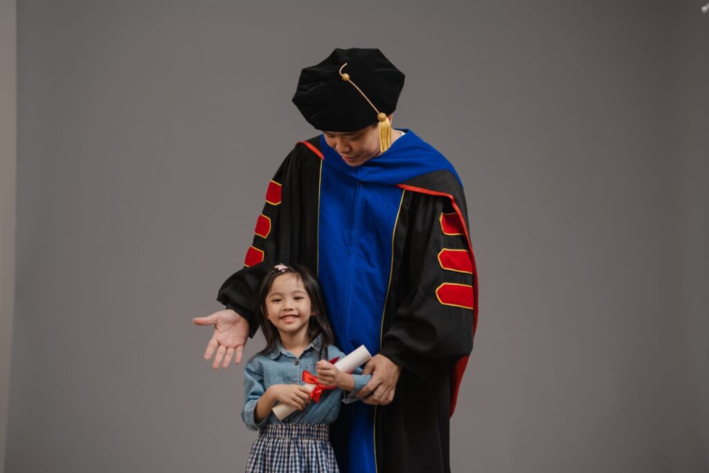 在藝術與信仰之間,在家庭與教育之中,音樂家莫廸輝(Samuel Mok)正走出一條與眾不同的人生道路。他曾站在歐洲音樂廳的聚光燈下,也曾蹲下身子與孩子一同探索音符的奧秘。這位結他演奏家的人生,從未離開音樂,但他的音樂早已不止於演奏,更成為了一種教育的語言,一種信仰的實踐,一種生命的召喚。