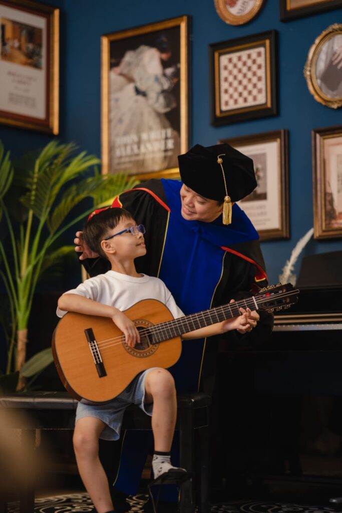 在藝術與信仰之間,在家庭與教育之中,音樂家莫廸輝(Samuel Mok)正走出一條與眾不同的人生道路。他曾站在歐洲音樂廳的聚光燈下,也曾蹲下身子與孩子一同探索音符的奧秘。這位結他演奏家的人生,從未離開音樂,但他的音樂早已不止於演奏,更成為了一種教育的語言,一種信仰的實踐,一種生命的召喚。