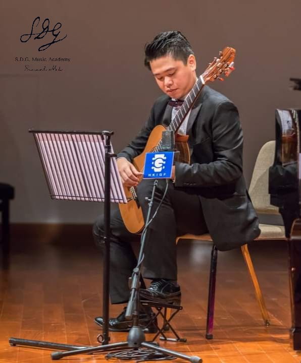 在藝術與信仰之間,在家庭與教育之中,音樂家莫廸輝(Samuel Mok)正走出一條與眾不同的人生道路。他曾站在歐洲音樂廳的聚光燈下,也曾蹲下身子與孩子一同探索音符的奧秘。這位結他演奏家的人生,從未離開音樂,但他的音樂早已不止於演奏,更成為了一種教育的語言,一種信仰的實踐,一種生命的召喚。