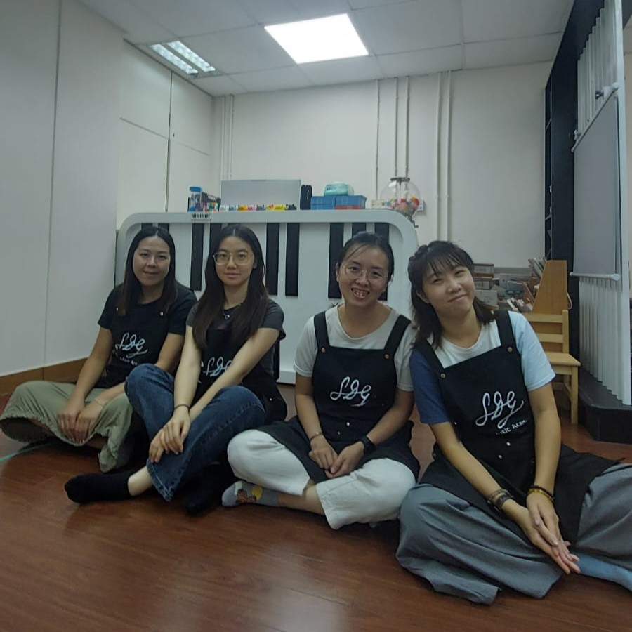 在藝術與信仰之間,在家庭與教育之中,音樂家莫廸輝(Samuel Mok)正走出一條與眾不同的人生道路。他曾站在歐洲音樂廳的聚光燈下,也曾蹲下身子與孩子一同探索音符的奧秘。這位結他演奏家的人生,從未離開音樂,但他的音樂早已不止於演奏,更成為了一種教育的語言,一種信仰的實踐,一種生命的召喚。