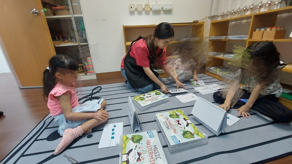 在藝術與信仰之間,在家庭與教育之中,音樂家莫廸輝(Samuel Mok)正走出一條與眾不同的人生道路。他曾站在歐洲音樂廳的聚光燈下,也曾蹲下身子與孩子一同探索音符的奧秘。這位結他演奏家的人生,從未離開音樂,但他的音樂早已不止於演奏,更成為了一種教育的語言,一種信仰的實踐,一種生命的召喚。