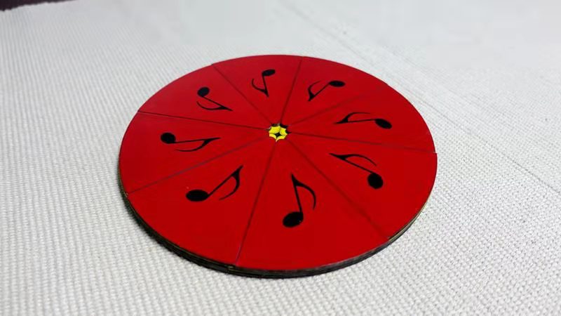 在藝術與信仰之間,在家庭與教育之中,音樂家莫廸輝(Samuel Mok)正走出一條與眾不同的人生道路。他曾站在歐洲音樂廳的聚光燈下,也曾蹲下身子與孩子一同探索音符的奧秘。這位結他演奏家的人生,從未離開音樂,但他的音樂早已不止於演奏,更成為了一種教育的語言,一種信仰的實踐,一種生命的召喚。