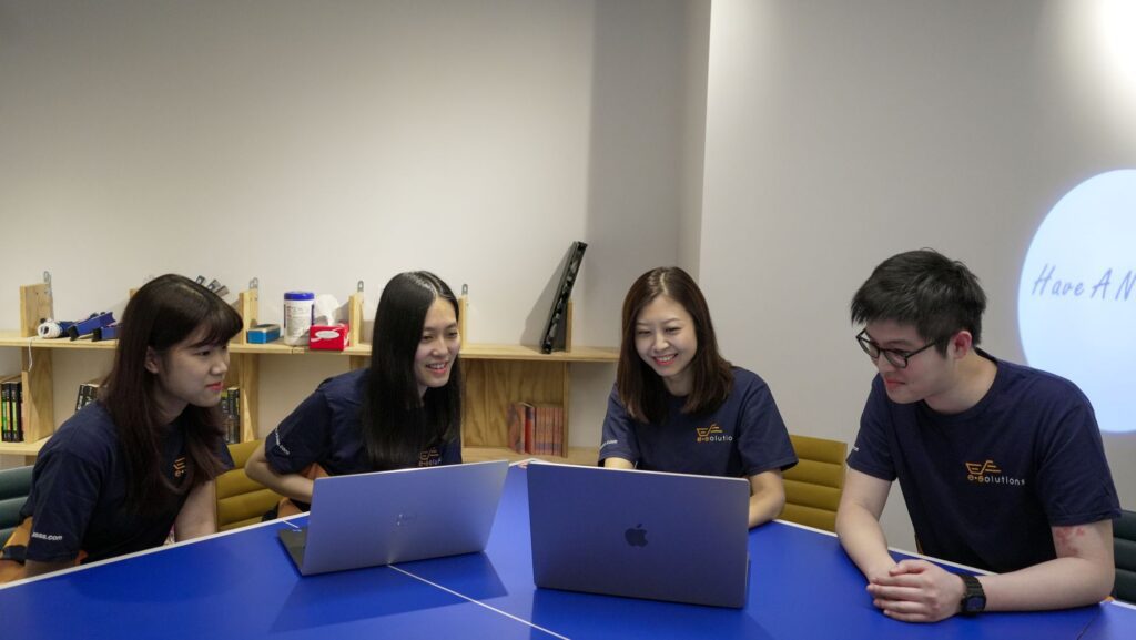 在我們的日常生活中,從網購商品送到家門,到企業物資跨國調配,背後都有一個龐大而複雜的物流網絡。而這個看似「傳統」的行業,正在透過一群有想法、有行動力的人悄然轉型。葉翠玲(Sandra),便是其中一位推手。身為物流企業的管理層,她不僅走過從基層實習到品牌領導的歷程,更以創新和人本的理念,為這個產業注入新活力。