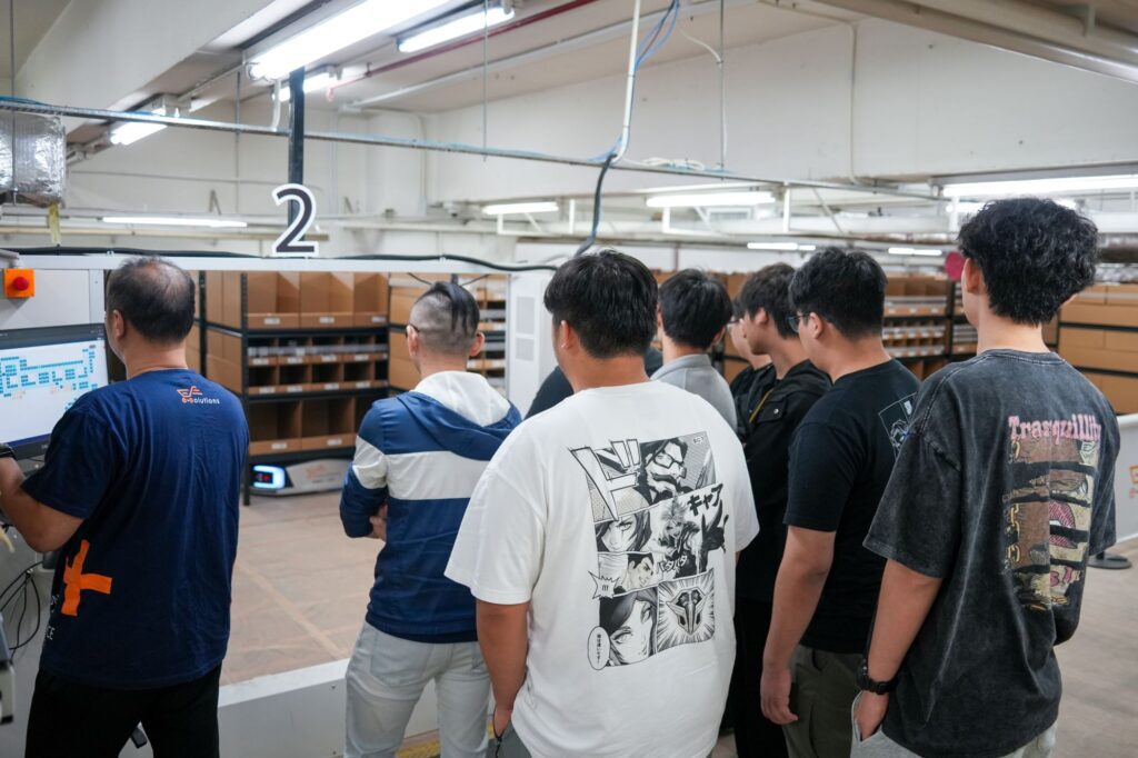 在我們的日常生活中,從網購商品送到家門,到企業物資跨國調配,背後都有一個龐大而複雜的物流網絡。而這個看似「傳統」的行業,正在透過一群有想法、有行動力的人悄然轉型。葉翠玲(Sandra),便是其中一位推手。身為物流企業的管理層,她不僅走過從基層實習到品牌領導的歷程,更以創新和人本的理念,為這個產業注入新活力。