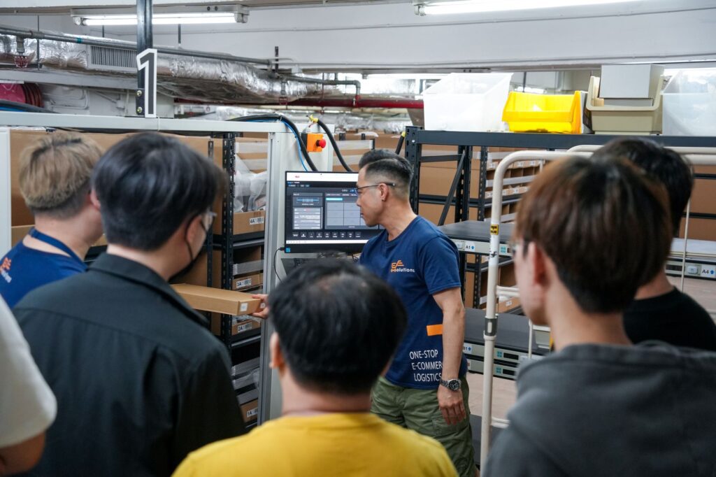 在我們的日常生活中,從網購商品送到家門,到企業物資跨國調配,背後都有一個龐大而複雜的物流網絡。而這個看似「傳統」的行業,正在透過一群有想法、有行動力的人悄然轉型。葉翠玲(Sandra),便是其中一位推手。身為物流企業的管理層,她不僅走過從基層實習到品牌領導的歷程,更以創新和人本的理念,為這個產業注入新活力。