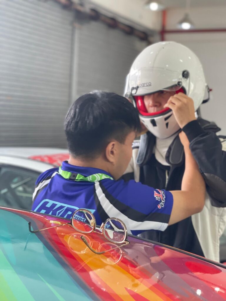 在賽車世界裡,速度決定勝負,但真正撐起這項運動的,往往是一群默默耕耘、持續推動的人。香港賽車學校創辦人冼浩明,就是其中的一位。他仍然是場上的活躍車手,在一次次的比賽中爭取佳績,但在這條競速之路上,他的角色早已不只是一名選手,更是一位陪伴者與實踐者——陪著年輕人,一步一步走入賽車世界。