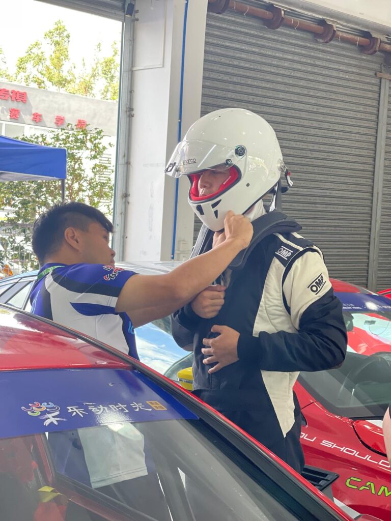 在賽車世界裡,速度決定勝負,但真正撐起這項運動的,往往是一群默默耕耘、持續推動的人。香港賽車學校創辦人冼浩明,就是其中的一位。他仍然是場上的活躍車手,在一次次的比賽中爭取佳績,但在這條競速之路上,他的角色早已不只是一名選手,更是一位陪伴者與實踐者——陪著年輕人,一步一步走入賽車世界。