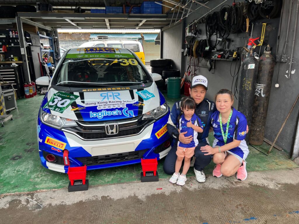在賽車世界裡,速度決定勝負,但真正撐起這項運動的,往往是一群默默耕耘、持續推動的人。香港賽車學校創辦人冼浩明,就是其中的一位。他仍然是場上的活躍車手,在一次次的比賽中爭取佳績,但在這條競速之路上,他的角色早已不只是一名選手,更是一位陪伴者與實踐者——陪著年輕人,一步一步走入賽車世界。