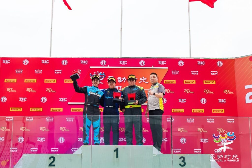 在賽車世界裡,速度決定勝負,但真正撐起這項運動的,往往是一群默默耕耘、持續推動的人。香港賽車學校創辦人冼浩明,就是其中的一位。他仍然是場上的活躍車手,在一次次的比賽中爭取佳績,但在這條競速之路上,他的角色早已不只是一名選手,更是一位陪伴者與實踐者——陪著年輕人,一步一步走入賽車世界。