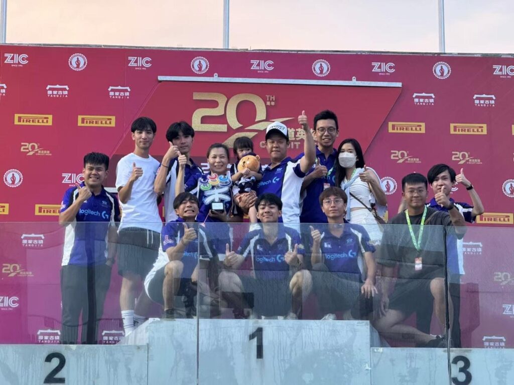 在賽車世界裡,速度決定勝負,但真正撐起這項運動的,往往是一群默默耕耘、持續推動的人。香港賽車學校創辦人冼浩明,就是其中的一位。他仍然是場上的活躍車手,在一次次的比賽中爭取佳績,但在這條競速之路上,他的角色早已不只是一名選手,更是一位陪伴者與實踐者——陪著年輕人,一步一步走入賽車世界。