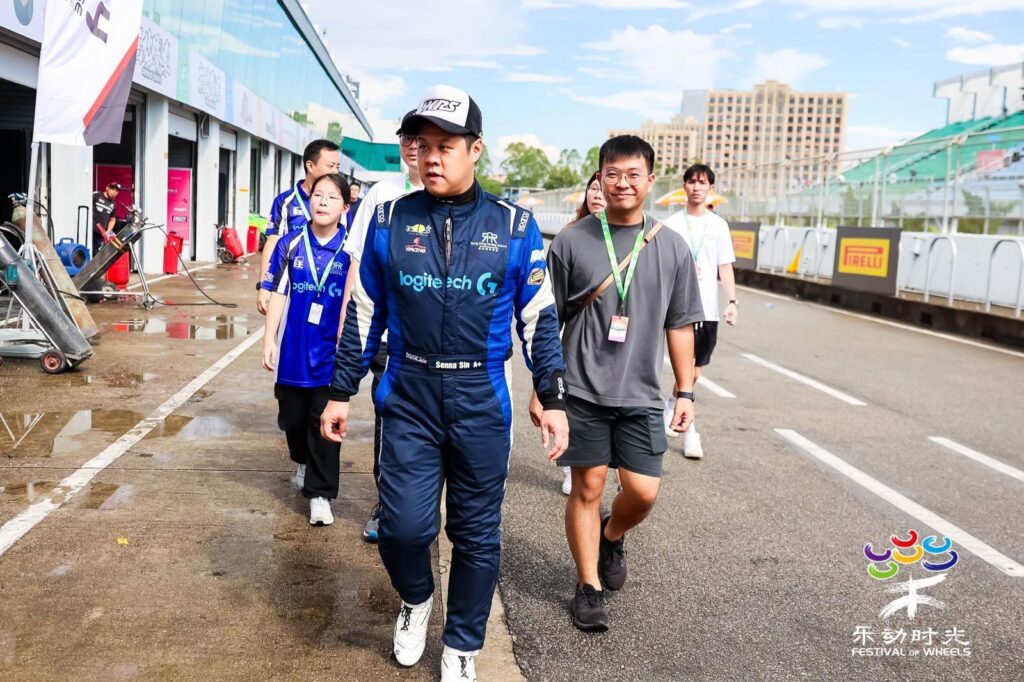在賽車世界裡,速度決定勝負,但真正撐起這項運動的,往往是一群默默耕耘、持續推動的人。香港賽車學校創辦人冼浩明,就是其中的一位。他仍然是場上的活躍車手,在一次次的比賽中爭取佳績,但在這條競速之路上,他的角色早已不只是一名選手,更是一位陪伴者與實踐者——陪著年輕人,一步一步走入賽車世界。