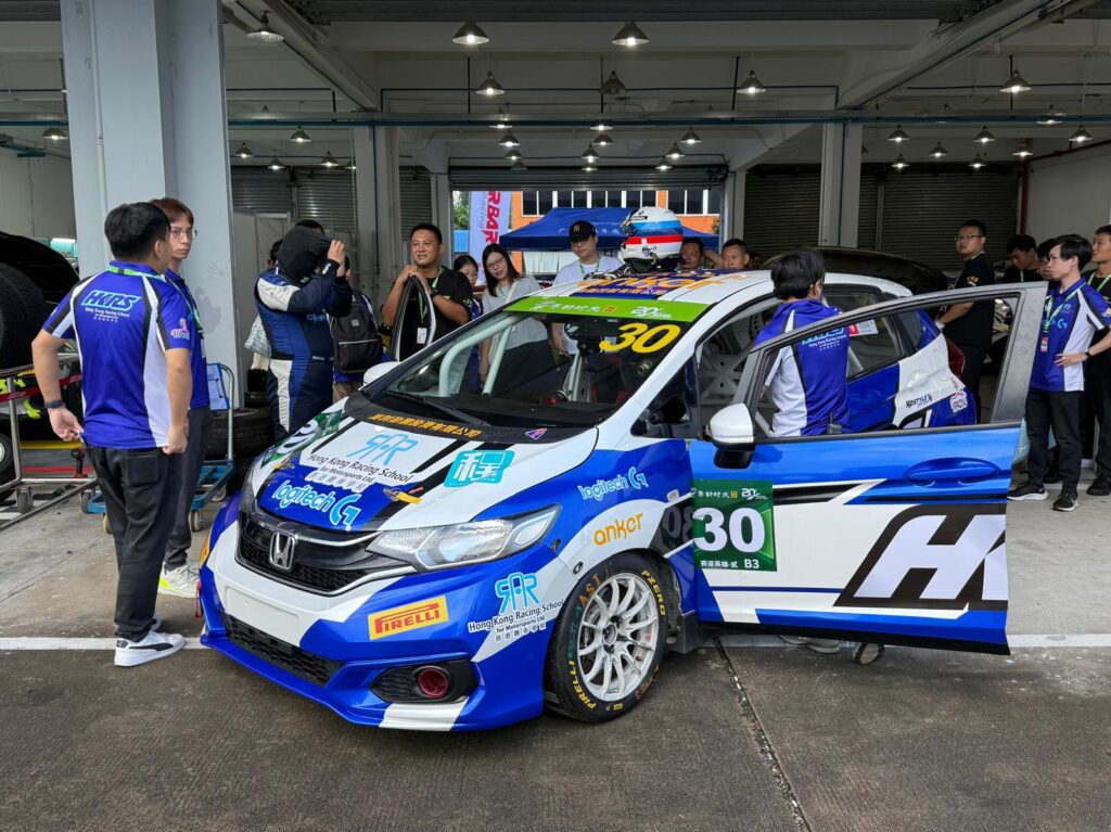 在賽車世界裡,速度決定勝負,但真正撐起這項運動的,往往是一群默默耕耘、持續推動的人。香港賽車學校創辦人冼浩明,就是其中的一位。他仍然是場上的活躍車手,在一次次的比賽中爭取佳績,但在這條競速之路上,他的角色早已不只是一名選手,更是一位陪伴者與實踐者——陪著年輕人,一步一步走入賽車世界。