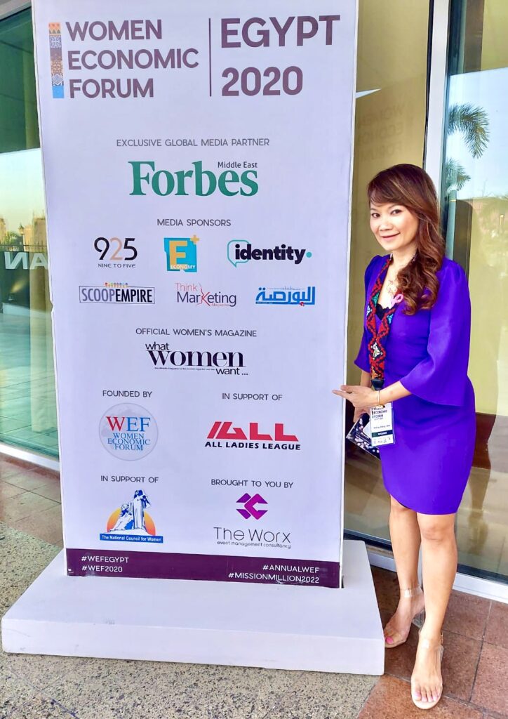 有些人一開口,就讓你感受到她是真的「走過來的」。周榮烜(Shirley)就是這樣的人。她談的不是人生理論,而是實實在在的經歷。從情緒崩潰的低谷,到站在演藝舞台上培育學童,以至在國際研討會的演講台上宣揚情緒健康,她用一種極其真摯而堅定的方式,告訴我們:情緒智慧,不是天賦,而是一種終身學以致用的力量( 研究顯示,我們每刻的狀態或效能有58%受到情緒影響。)