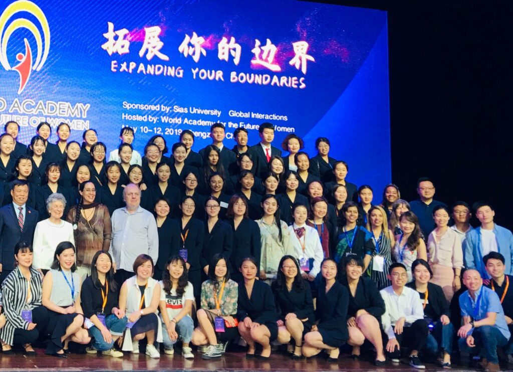 有些人一開口,就讓你感受到她是真的「走過來的」。周榮烜(Shirley)就是這樣的人。她談的不是人生理論,而是實實在在的經歷。從情緒崩潰的低谷,到站在演藝舞台上培育學童,以至在國際研討會的演講台上宣揚情緒健康,她用一種極其真摯而堅定的方式,告訴我們:情緒智慧,不是天賦,而是一種終身學以致用的力量( 研究顯示,我們每刻的狀態或效能有58%受到情緒影響。)