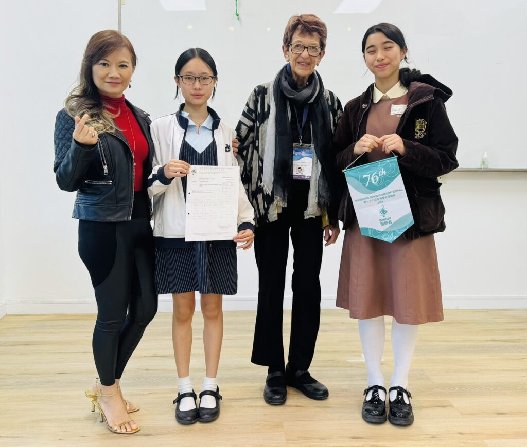 有些人一開口,就讓你感受到她是真的「走過來的」。周榮烜(Shirley)就是這樣的人。她談的不是人生理論,而是實實在在的經歷。從情緒崩潰的低谷,到站在演藝舞台上培育學童,以至在國際研討會的演講台上宣揚情緒健康,她用一種極其真摯而堅定的方式,告訴我們:情緒智慧,不是天賦,而是一種終身學以致用的力量( 研究顯示,我們每刻的狀態或效能有58%受到情緒影響。)