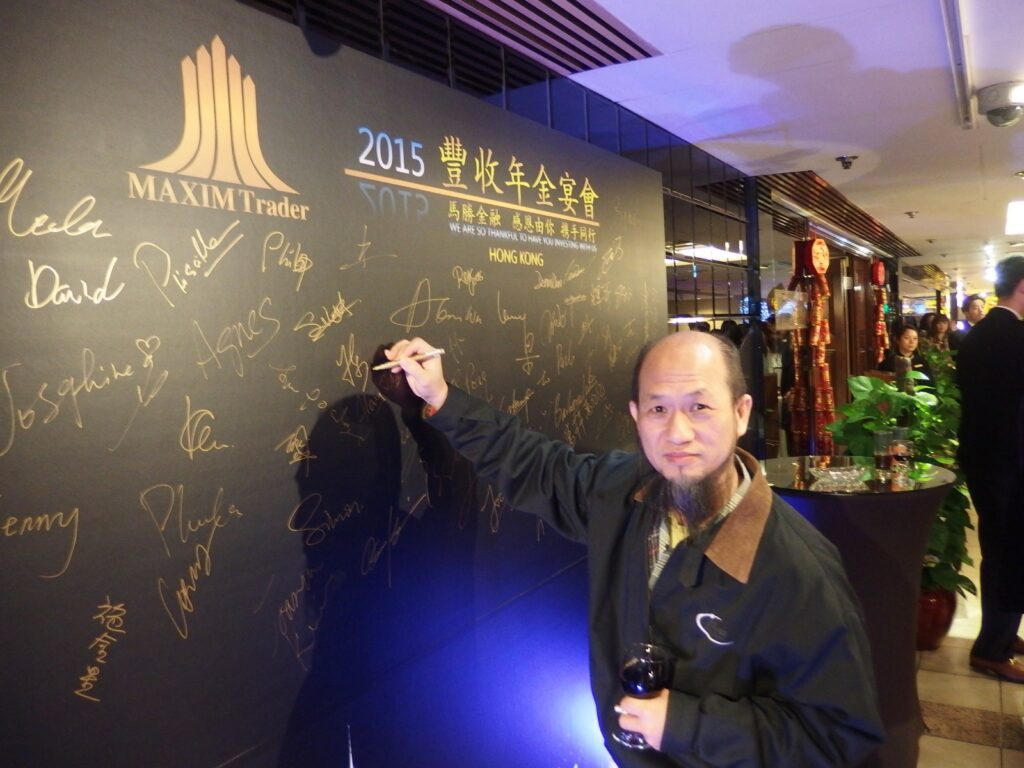 在陳永坤博士的生命教練旅程中,他始終相信:人與人之間,最深層的連結,不是透過說服,不在於教育,而是源自一場真正的「對話」。這不是閒聊,也不是高高在上的指導,而是一種以平等、尊重為基礎的交流方式。他認為,唯有放下身分與角色的高低,打開自己,聆聽他人,我們才能走進彼此的世界,並在過程中實現共同的成長。這不只是一種溝通的方式,更是一種修行,一種生活的態度。