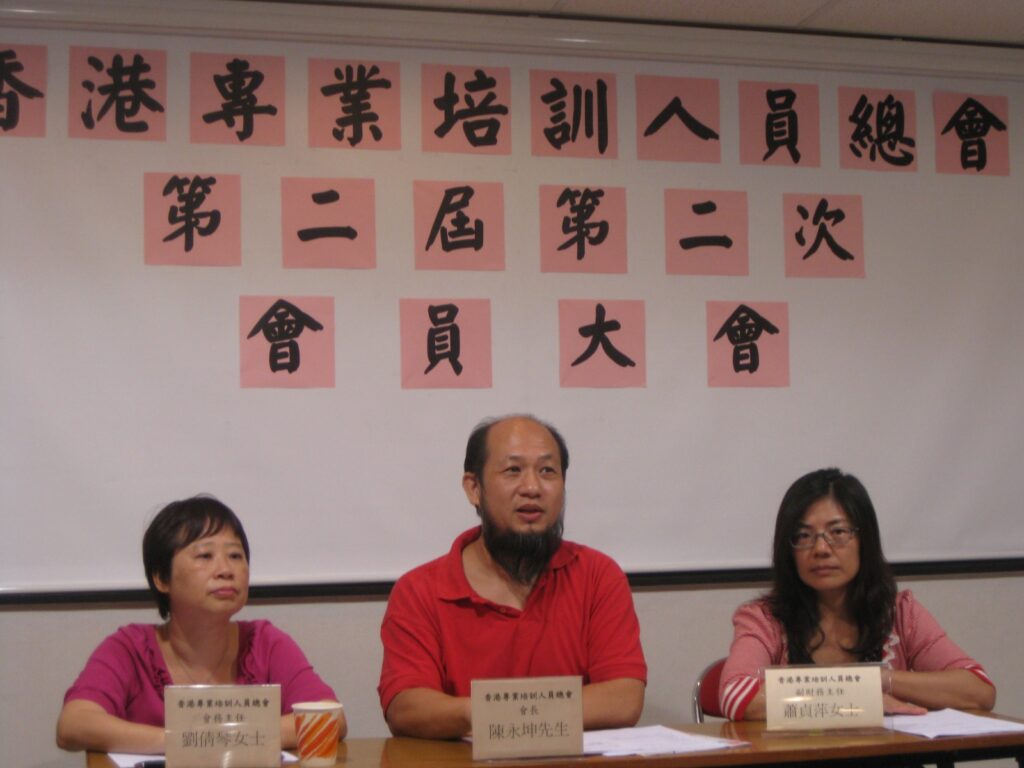 在陳永坤博士的生命教練旅程中,他始終相信:人與人之間,最深層的連結,不是透過說服,不在於教育,而是源自一場真正的「對話」。這不是閒聊,也不是高高在上的指導,而是一種以平等、尊重為基礎的交流方式。他認為,唯有放下身分與角色的高低,打開自己,聆聽他人,我們才能走進彼此的世界,並在過程中實現共同的成長。這不只是一種溝通的方式,更是一種修行,一種生活的態度。