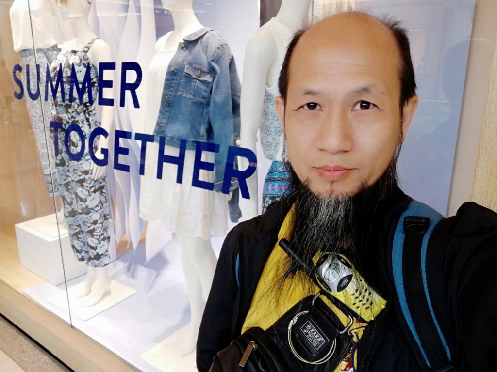 在陳永坤博士的生命教練旅程中,他始終相信:人與人之間,最深層的連結,不是透過說服,不在於教育,而是源自一場真正的「對話」。這不是閒聊,也不是高高在上的指導,而是一種以平等、尊重為基礎的交流方式。他認為,唯有放下身分與角色的高低,打開自己,聆聽他人,我們才能走進彼此的世界,並在過程中實現共同的成長。這不只是一種溝通的方式,更是一種修行,一種生活的態度。