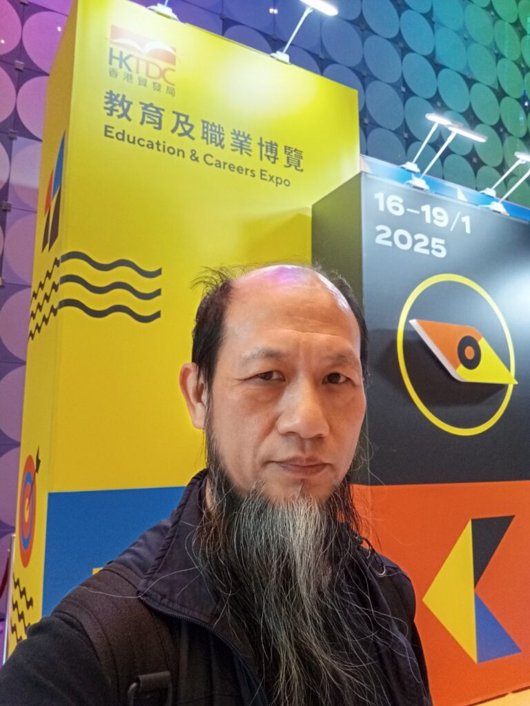 在陳永坤博士的生命教練旅程中,他始終相信:人與人之間,最深層的連結,不是透過說服,不在於教育,而是源自一場真正的「對話」。這不是閒聊,也不是高高在上的指導,而是一種以平等、尊重為基礎的交流方式。他認為,唯有放下身分與角色的高低,打開自己,聆聽他人,我們才能走進彼此的世界,並在過程中實現共同的成長。這不只是一種溝通的方式,更是一種修行,一種生活的態度。