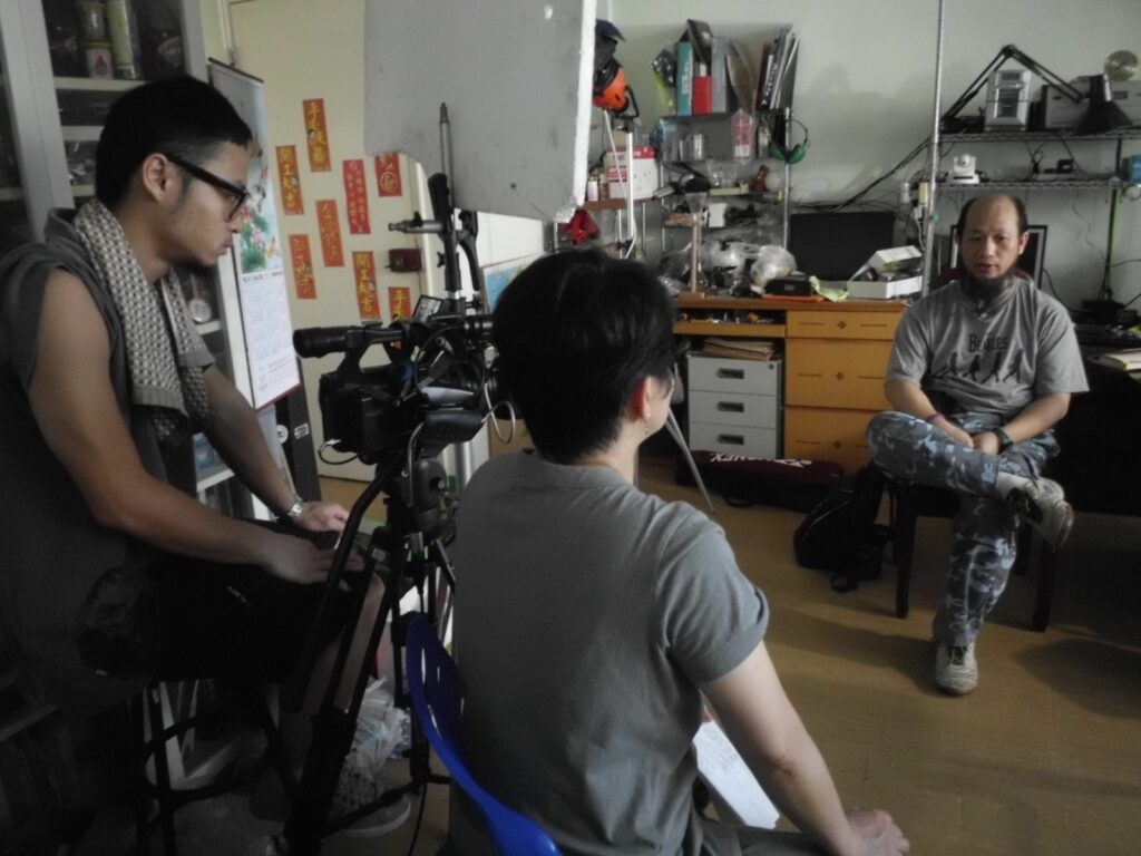 在陳永坤博士的生命教練旅程中,他始終相信:人與人之間,最深層的連結,不是透過說服,不在於教育,而是源自一場真正的「對話」。這不是閒聊,也不是高高在上的指導,而是一種以平等、尊重為基礎的交流方式。他認為,唯有放下身分與角色的高低,打開自己,聆聽他人,我們才能走進彼此的世界,並在過程中實現共同的成長。這不只是一種溝通的方式,更是一種修行,一種生活的態度。