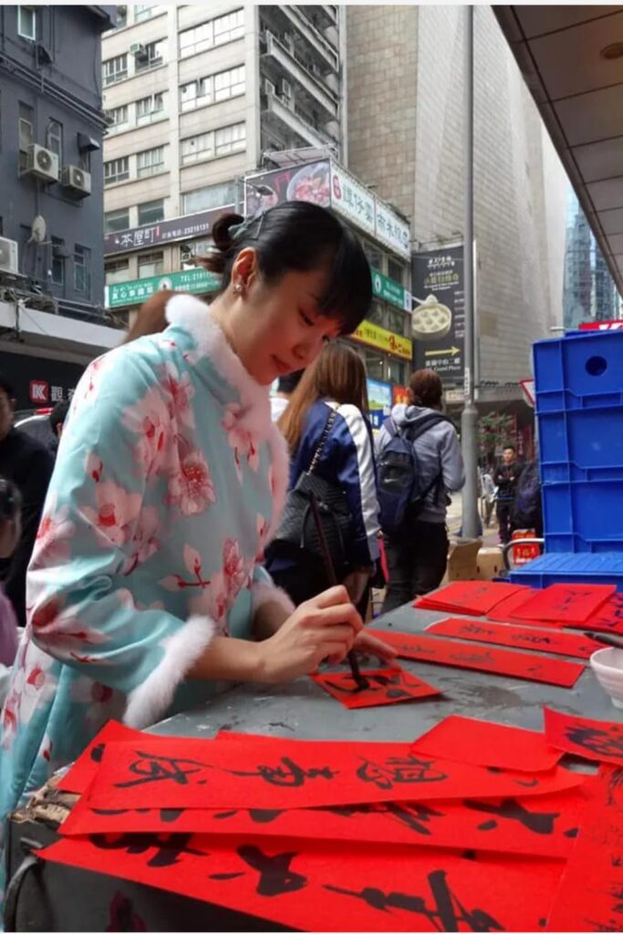 藝術,是她與自己對話的方式,也是她與世界連結的語言。黃佩珊小姐從市場營銷轉行藝術教育,靠著一份對創作與教學的熱誠,走進社區、走進教室,也走進了自己的理想生活。她堅持每年學習一樣新事物,這不單是一個習慣,更是一種對生命的尊重與探索。十年來,她用畫筆、書法與教學,慢慢建構出屬於自己的藝術人生。