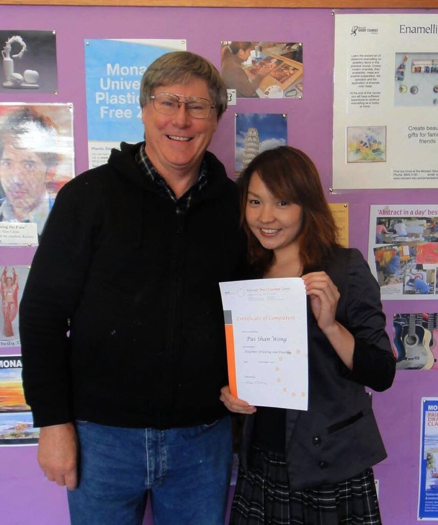 藝術,是她與自己對話的方式,也是她與世界連結的語言。黃佩珊小姐從市場營銷轉行藝術教育,靠著一份對創作與教學的熱誠,走進社區、走進教室,也走進了自己的理想生活。她堅持每年學習一樣新事物,這不單是一個習慣,更是一種對生命的尊重與探索。十年來,她用畫筆、書法與教學,慢慢建構出屬於自己的藝術人生。