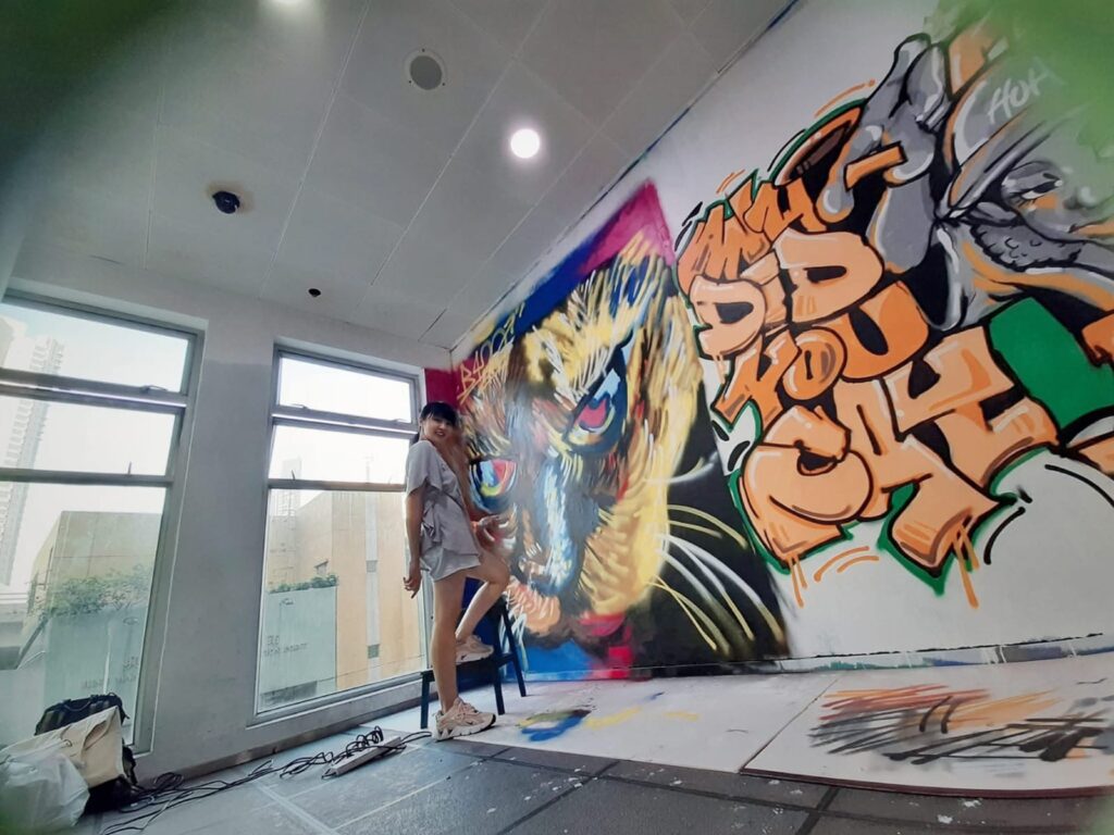 藝術能否改變世界？不能。但它能改變一個人對世界的看法。藝術家黃佩珊小姐相信，當畫筆落在一面牆上，不只是顏色的堆疊，更是人與土地之間重新建立連結的開始。亦園村的故事，因她的一筆一畫，被記下。