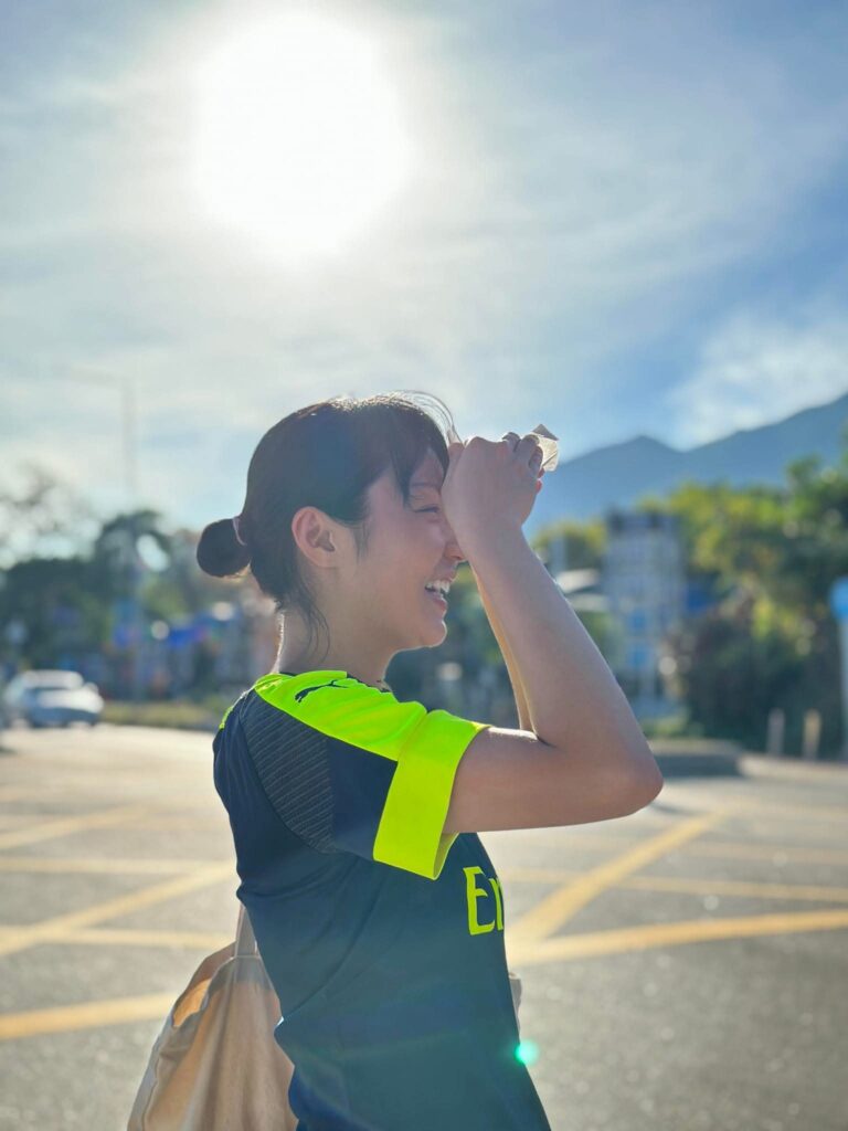 藝術,是她與自己對話的方式,也是她與世界連結的語言。黃佩珊小姐從市場營銷轉行藝術教育,靠著一份對創作與教學的熱誠,走進社區、走進教室,也走進了自己的理想生活。她堅持每年學習一樣新事物,這不單是一個習慣,更是一種對生命的尊重與探索。十年來,她用畫筆、書法與教學,慢慢建構出屬於自己的藝術人生。