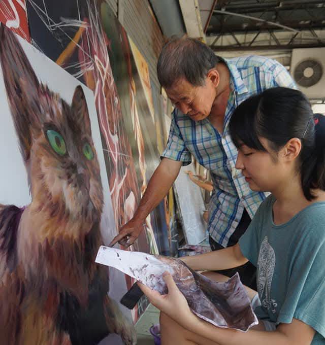 藝術,是她與自己對話的方式,也是她與世界連結的語言。黃佩珊小姐從市場營銷轉行藝術教育,靠著一份對創作與教學的熱誠,走進社區、走進教室,也走進了自己的理想生活。她堅持每年學習一樣新事物,這不單是一個習慣,更是一種對生命的尊重與探索。十年來,她用畫筆、書法與教學,慢慢建構出屬於自己的藝術人生。