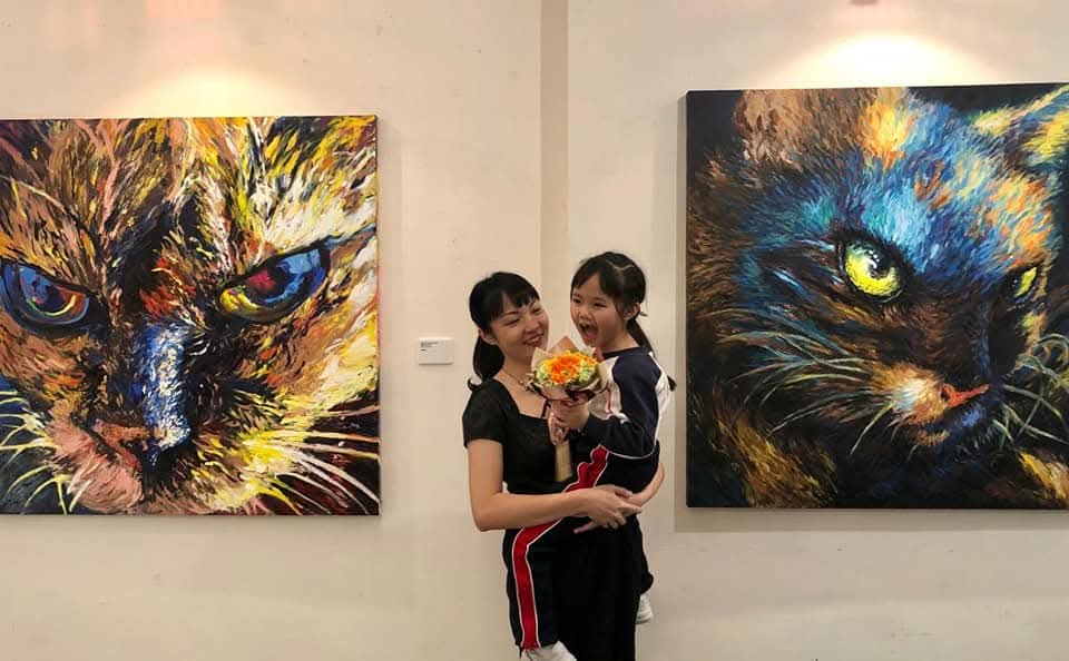 藝術,是她與自己對話的方式,也是她與世界連結的語言。黃佩珊小姐從市場營銷轉行藝術教育,靠著一份對創作與教學的熱誠,走進社區、走進教室,也走進了自己的理想生活。她堅持每年學習一樣新事物,這不單是一個習慣,更是一種對生命的尊重與探索。十年來,她用畫筆、書法與教學,慢慢建構出屬於自己的藝術人生。