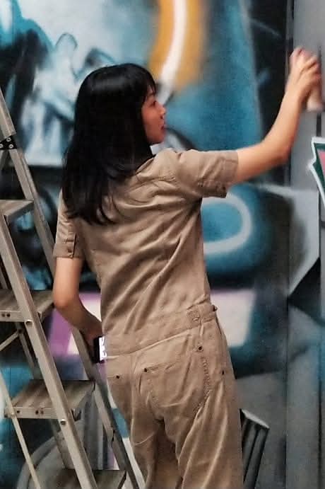 藝術能否改變世界？不能。但它能改變一個人對世界的看法。藝術家黃佩珊小姐相信，當畫筆落在一面牆上，不只是顏色的堆疊，更是人與土地之間重新建立連結的開始。亦園村的故事，因她的一筆一畫，被記下。