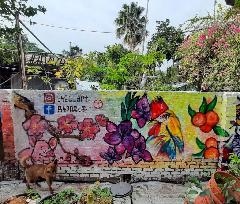 藝術能否改變世界？不能。但它能改變一個人對世界的看法。藝術家黃佩珊小姐相信，當畫筆落在一面牆上，不只是顏色的堆疊，更是人與土地之間重新建立連結的開始。亦園村的故事，因她的一筆一畫，被記下。