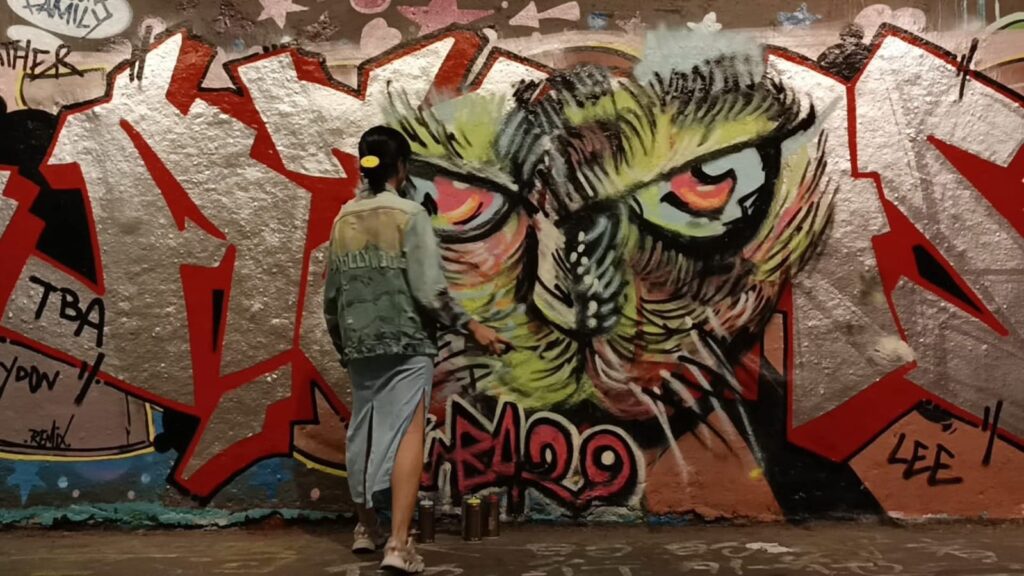 藝術能否改變世界？不能。但它能改變一個人對世界的看法。藝術家黃佩珊小姐相信，當畫筆落在一面牆上，不只是顏色的堆疊，更是人與土地之間重新建立連結的開始。亦園村的故事，因她的一筆一畫，被記下。