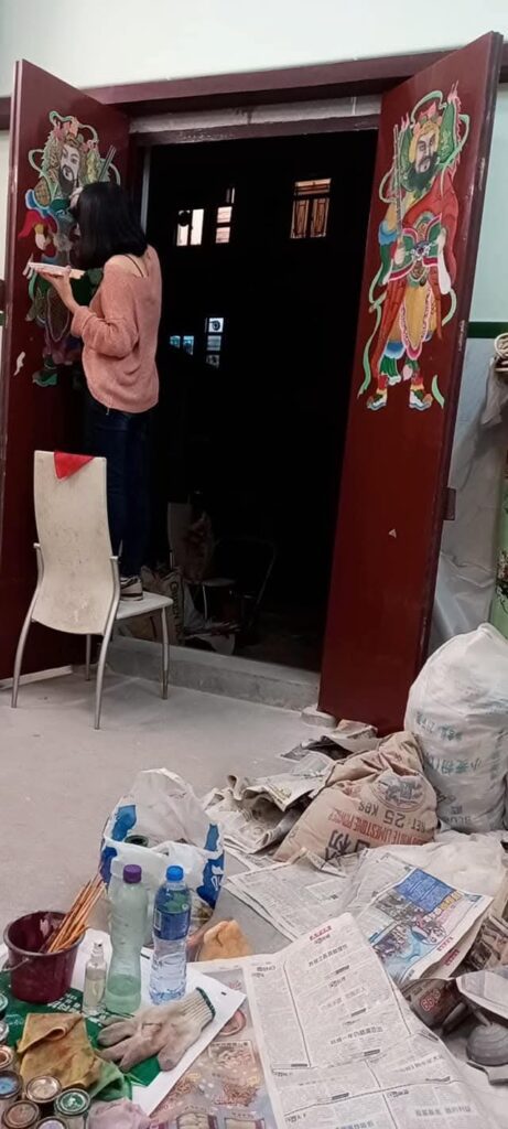 藝術能否改變世界？不能。但它能改變一個人對世界的看法。藝術家黃佩珊小姐相信，當畫筆落在一面牆上，不只是顏色的堆疊，更是人與土地之間重新建立連結的開始。亦園村的故事，因她的一筆一畫，被記下。