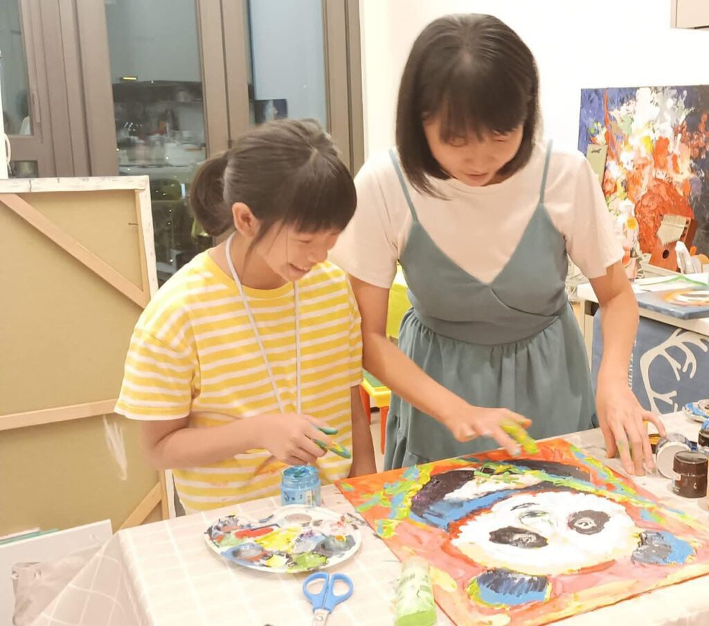 藝術,是她與自己對話的方式,也是她與世界連結的語言。黃佩珊小姐從市場營銷轉行藝術教育,靠著一份對創作與教學的熱誠,走進社區、走進教室,也走進了自己的理想生活。她堅持每年學習一樣新事物,這不單是一個習慣,更是一種對生命的尊重與探索。十年來,她用畫筆、書法與教學,慢慢建構出屬於自己的藝術人生。