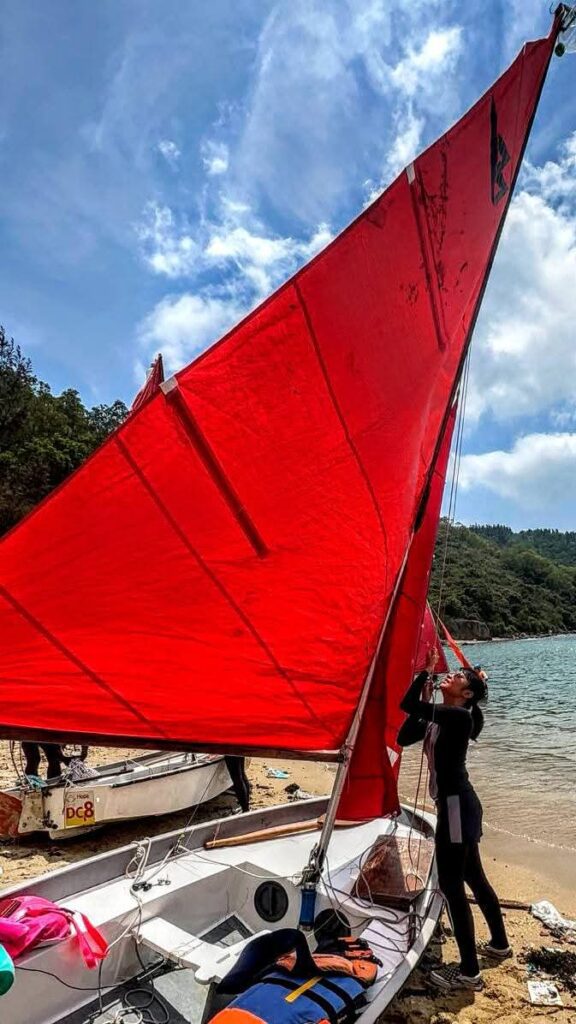 藝術,是她與自己對話的方式,也是她與世界連結的語言。黃佩珊小姐從市場營銷轉行藝術教育,靠著一份對創作與教學的熱誠,走進社區、走進教室,也走進了自己的理想生活。她堅持每年學習一樣新事物,這不單是一個習慣,更是一種對生命的尊重與探索。十年來,她用畫筆、書法與教學,慢慢建構出屬於自己的藝術人生。