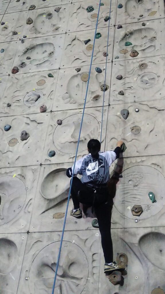 藝術,是她與自己對話的方式,也是她與世界連結的語言。黃佩珊小姐從市場營銷轉行藝術教育,靠著一份對創作與教學的熱誠,走進社區、走進教室,也走進了自己的理想生活。她堅持每年學習一樣新事物,這不單是一個習慣,更是一種對生命的尊重與探索。十年來,她用畫筆、書法與教學,慢慢建構出屬於自己的藝術人生。