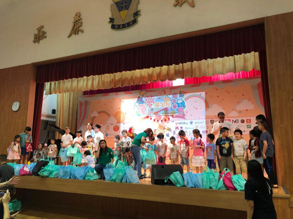 在香港這個繁華都市的背後，仍有不少低收入家庭的孩子，面對資源不足、教育機會有限的現實。方永昌先生，一位來自港澳愛傳承商龍會的第二副會長，正是這樣一位願意挺身而出、用行動改變孩子未來的人。他與一群志同道合的夥伴，投入時間與心力，籌辦了名為《童夢黃金屋 嘉年華》的公益活動，透過閱讀、學習和文化傳承，為孩子打開通往希望之門。