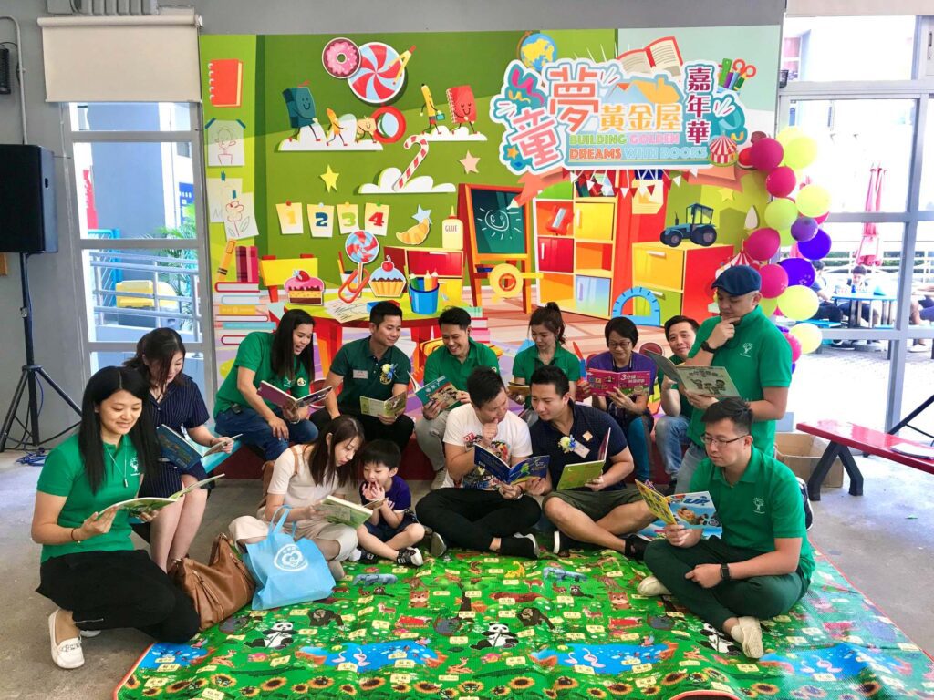 在香港這個繁華都市的背後，仍有不少低收入家庭的孩子，面對資源不足、教育機會有限的現實。方永昌先生，一位來自港澳愛傳承商龍會的第二副會長，正是這樣一位願意挺身而出、用行動改變孩子未來的人。他與一群志同道合的夥伴，投入時間與心力，籌辦了名為《童夢黃金屋 嘉年華》的公益活動，透過閱讀、學習和文化傳承，為孩子打開通往希望之門。