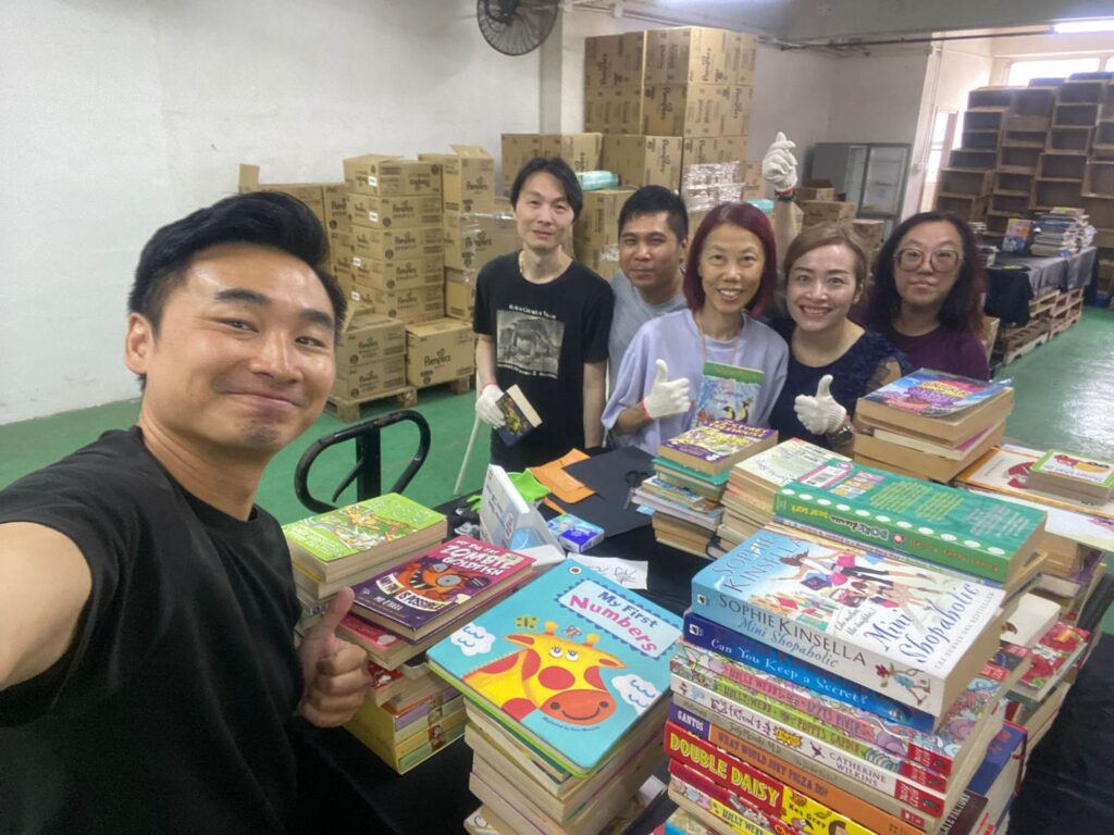 在香港這個繁華都市的背後，仍有不少低收入家庭的孩子，面對資源不足、教育機會有限的現實。方永昌先生，一位來自港澳愛傳承商龍會的第二副會長，正是這樣一位願意挺身而出、用行動改變孩子未來的人。他與一群志同道合的夥伴，投入時間與心力，籌辦了名為《童夢黃金屋 嘉年華》的公益活動，透過閱讀、學習和文化傳承，為孩子打開通往希望之門。