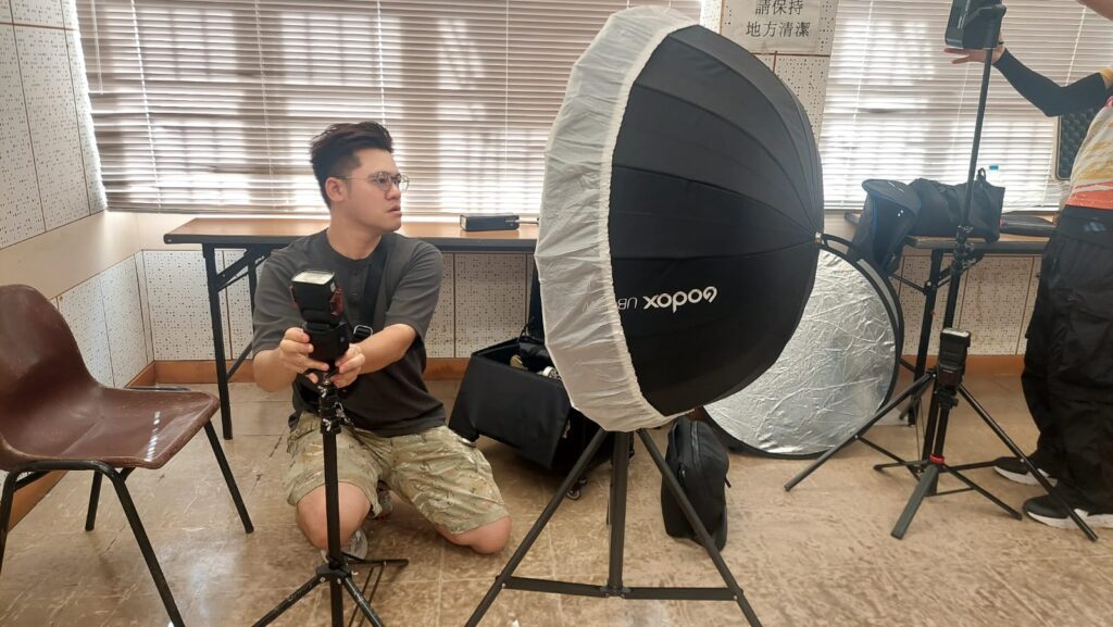 在香港,人口老化問題日益嚴峻。根據統計,65歲或以上的長者人口已接近全港總人口的四分之一。這不是一串冰冷的數字,而是無數正在默默生活的長者,他們可能獨居、生活簡單,甚至多年來從未為自己留下過一張正式的照片。正是在這樣的背景下,「港澳愛傳承商龍會」發起了一項充滿人情味的慈善行動——「老友快途美」,由專業攝影師與義工組成團隊,走入屋邨與護老院,為長者免費拍攝個人照,記錄他們最真摯的笑容與生活的痕跡。