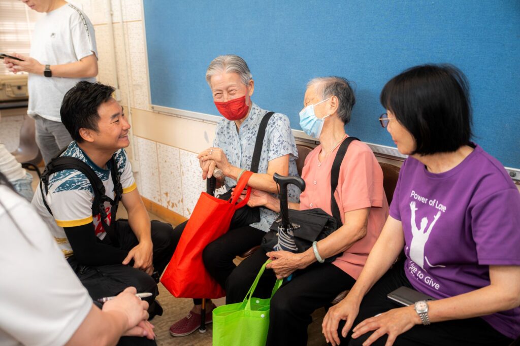 在香港,人口老化問題日益嚴峻。根據統計,65歲或以上的長者人口已接近全港總人口的四分之一。這不是一串冰冷的數字,而是無數正在默默生活的長者,他們可能獨居、生活簡單,甚至多年來從未為自己留下過一張正式的照片。正是在這樣的背景下,「港澳愛傳承商龍會」發起了一項充滿人情味的慈善行動——「老友快途美」,由專業攝影師與義工組成團隊,走入屋邨與護老院,為長者免費拍攝個人照,記錄他們最真摯的笑容與生活的痕跡。