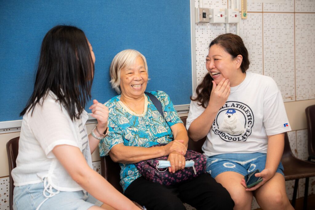 在香港,人口老化問題日益嚴峻。根據統計,65歲或以上的長者人口已接近全港總人口的四分之一。這不是一串冰冷的數字,而是無數正在默默生活的長者,他們可能獨居、生活簡單,甚至多年來從未為自己留下過一張正式的照片。正是在這樣的背景下,「港澳愛傳承商龍會」發起了一項充滿人情味的慈善行動——「老友快途美」,由專業攝影師與義工組成團隊,走入屋邨與護老院,為長者免費拍攝個人照,記錄他們最真摯的笑容與生活的痕跡。