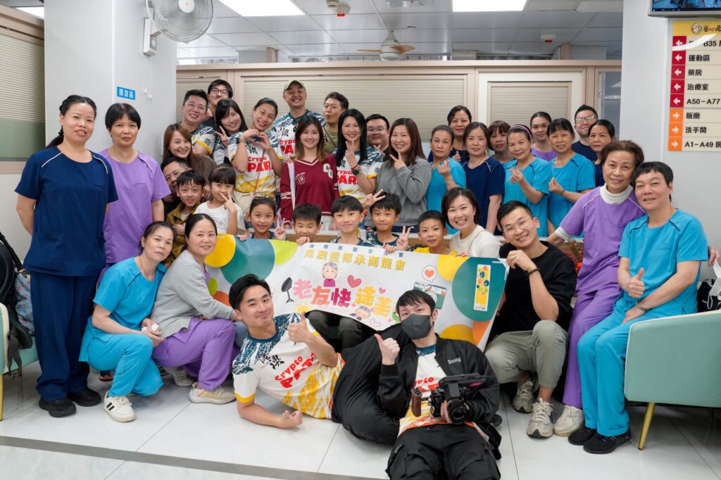 在香港,人口老化問題日益嚴峻。根據統計,65歲或以上的長者人口已接近全港總人口的四分之一。這不是一串冰冷的數字,而是無數正在默默生活的長者,他們可能獨居、生活簡單,甚至多年來從未為自己留下過一張正式的照片。正是在這樣的背景下,「港澳愛傳承商龍會」發起了一項充滿人情味的慈善行動——「老友快途美」,由專業攝影師與義工組成團隊,走入屋邨與護老院,為長者免費拍攝個人照,記錄他們最真摯的笑容與生活的痕跡。