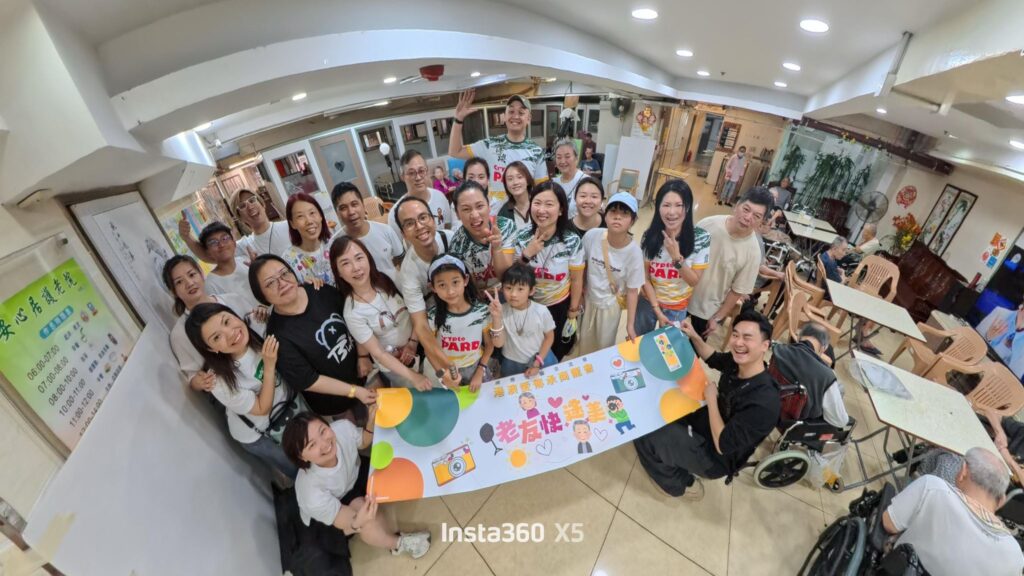 在香港,人口老化問題日益嚴峻。根據統計,65歲或以上的長者人口已接近全港總人口的四分之一。這不是一串冰冷的數字,而是無數正在默默生活的長者,他們可能獨居、生活簡單,甚至多年來從未為自己留下過一張正式的照片。正是在這樣的背景下,「港澳愛傳承商龍會」發起了一項充滿人情味的慈善行動——「老友快途美」,由專業攝影師與義工組成團隊,走入屋邨與護老院,為長者免費拍攝個人照,記錄他們最真摯的笑容與生活的痕跡。