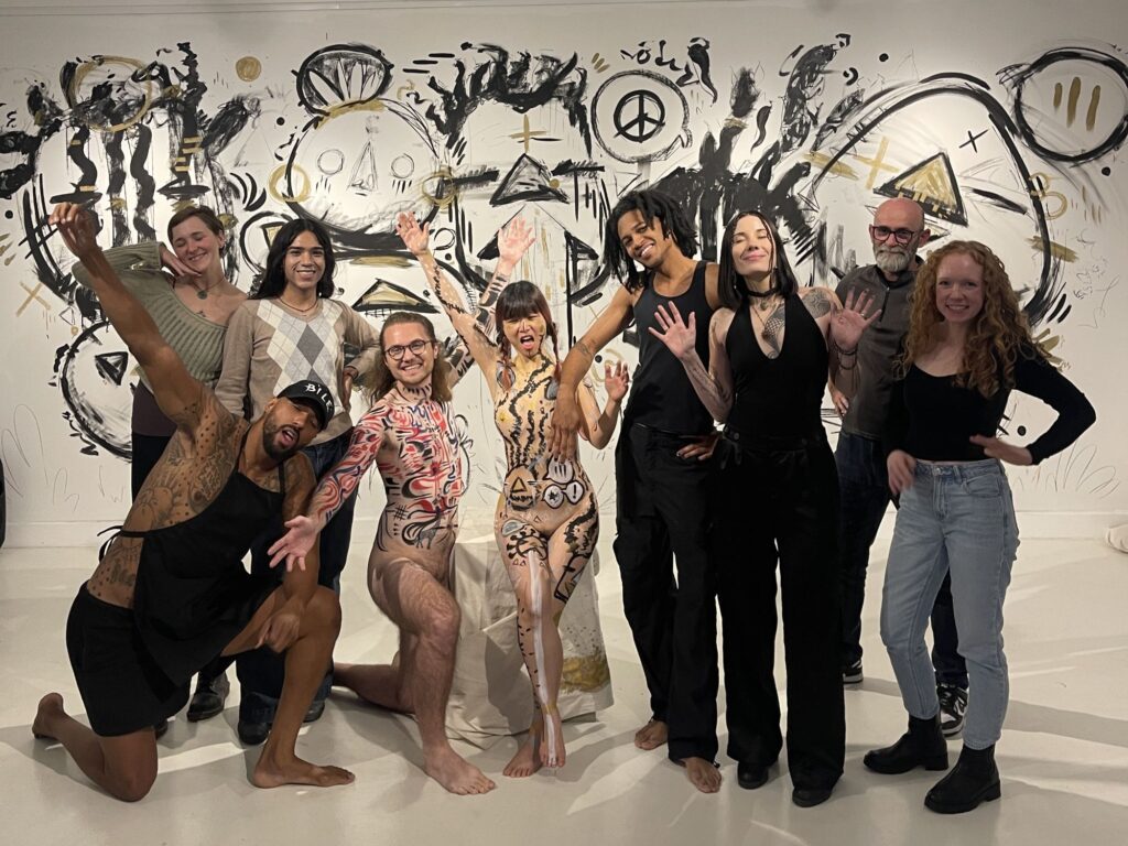 在這場訪談裡,小丁談的不是藝術技法,也不是人體模特兒的光鮮表面,而是更深一層的現實:面對家庭的眼光、社會的不理解,甚至是自己內心的掙扎。她分享模特兒的故事,也說自己的觀察,有些人選擇坦白,有些人選擇沉默;有人因為被看見而更認識自己,也有人在掙扎後選擇離開。