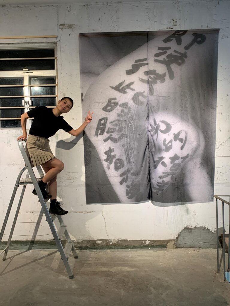 在這場訪談裡,小丁談的不是藝術技法,也不是人體模特兒的光鮮表面,而是更深一層的現實:面對家庭的眼光、社會的不理解,甚至是自己內心的掙扎。她分享模特兒的故事,也說自己的觀察,有些人選擇坦白,有些人選擇沉默;有人因為被看見而更認識自己,也有人在掙扎後選擇離開。